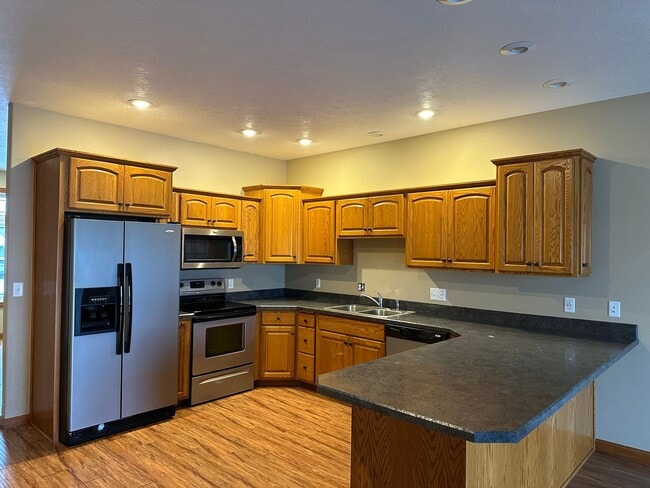 Building Photo - 4 Bedroom Townhome