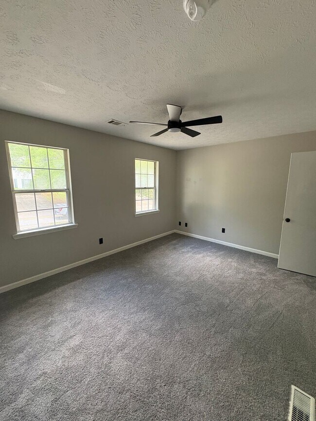Building Photo - 2 Bedroom Townhome in Flowery Branch!