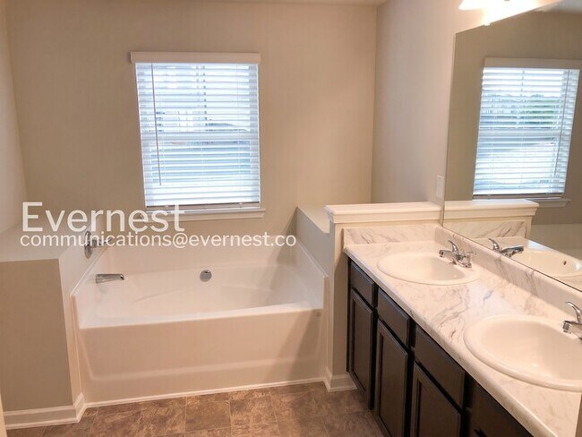 Building Photo - 4 Bed/2.5 Bath Home with Garage / Pet-Friendly / Vouchers Accepted / Available Now!