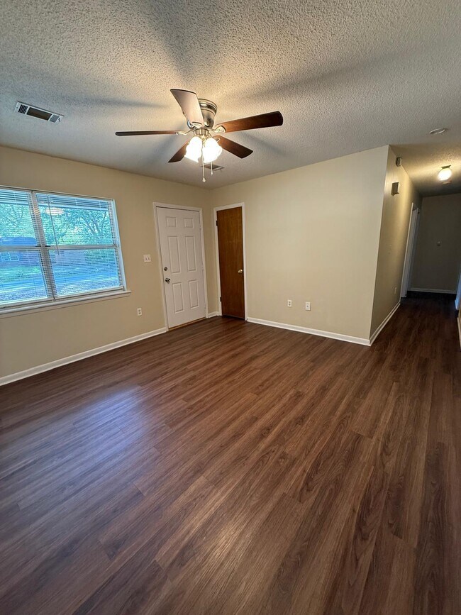 Building Photo - 802 Wildwood Dr