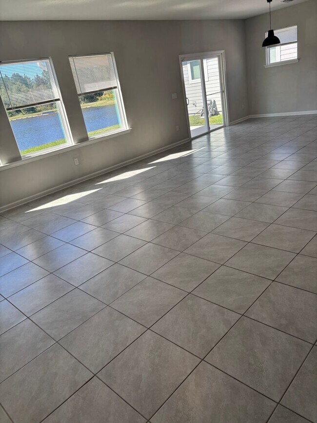 Building Photo - 4 Bedroom 3 Full Bath House in Convenient Location