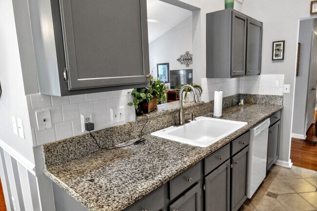 Building Photo - 3 bedroom furnished rental in Goose Creek - Fenced yard and great location