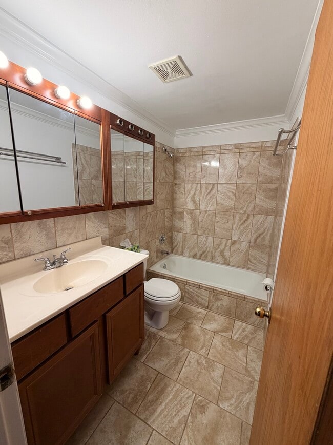 Building Photo - 5850 W 87th St