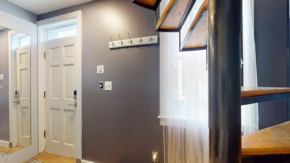 Building Photo - 638 Burgundy St