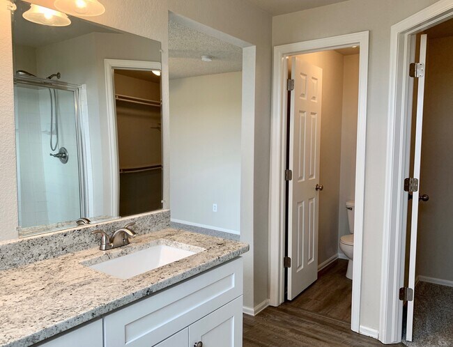 Building Photo - Renovated 4 BR/4BA Home with Large Backyar...