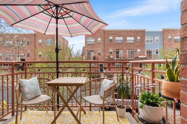 Building Photo - Modern 2-Bed, 2.5-Bath Corner Unit in Arva...
