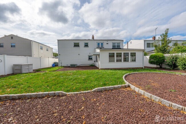 Building Photo - 62 Pinho Ave