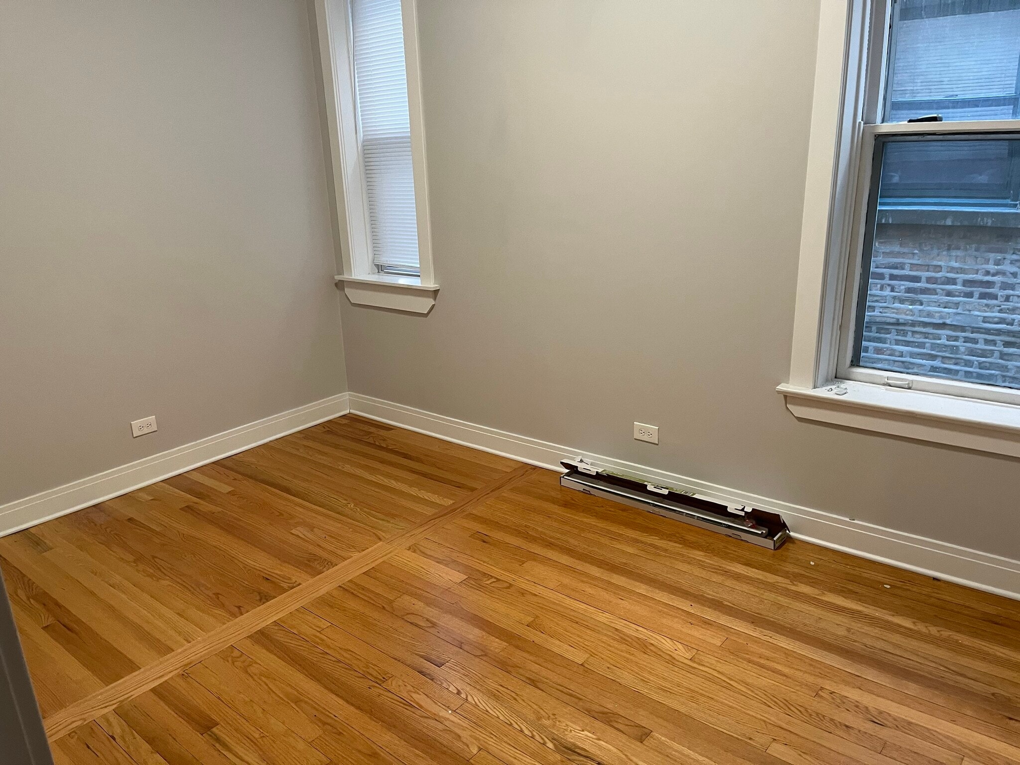 Building Photo - 1924 W Wilson Ave