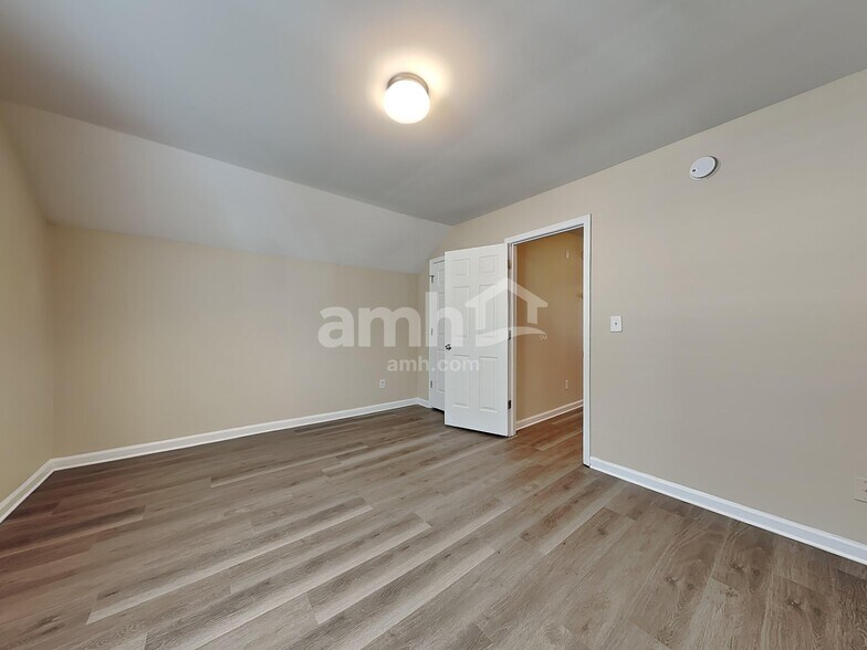 Building Photo - 216 Haywood Ln