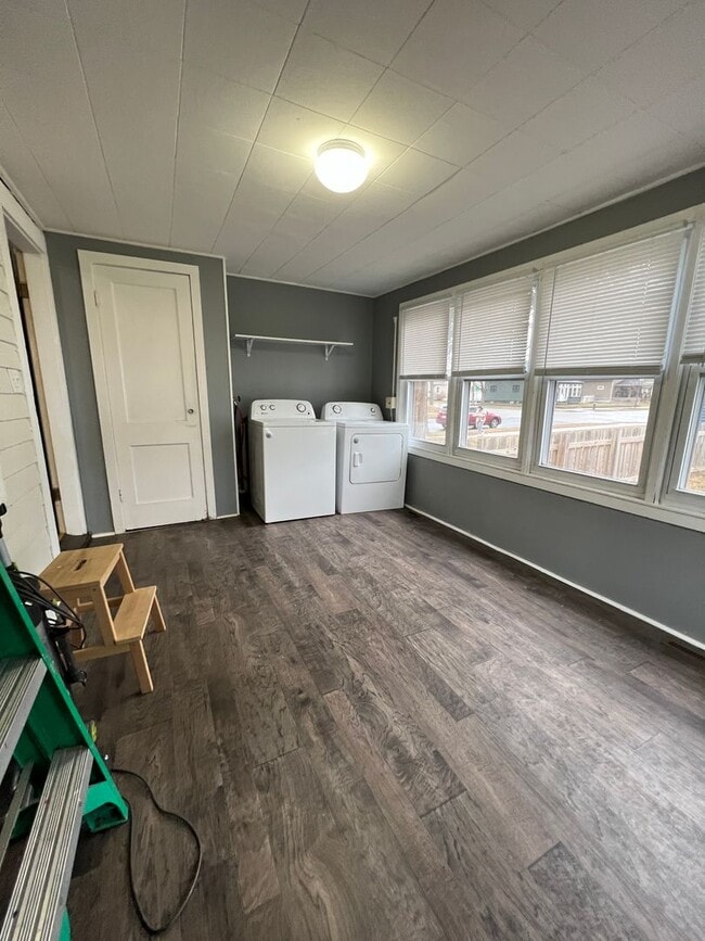 Building Photo - Large Single Family Home in Heart of La Cr...