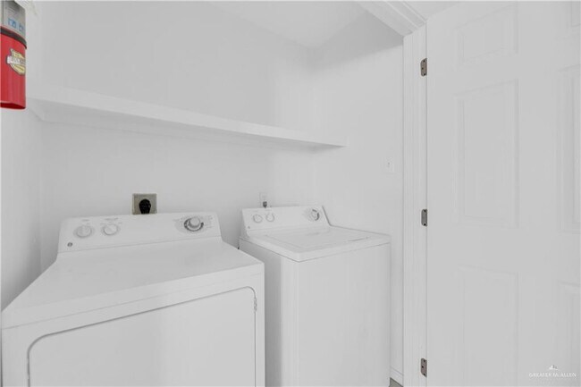 Building Photo - 18 S Dahlia St