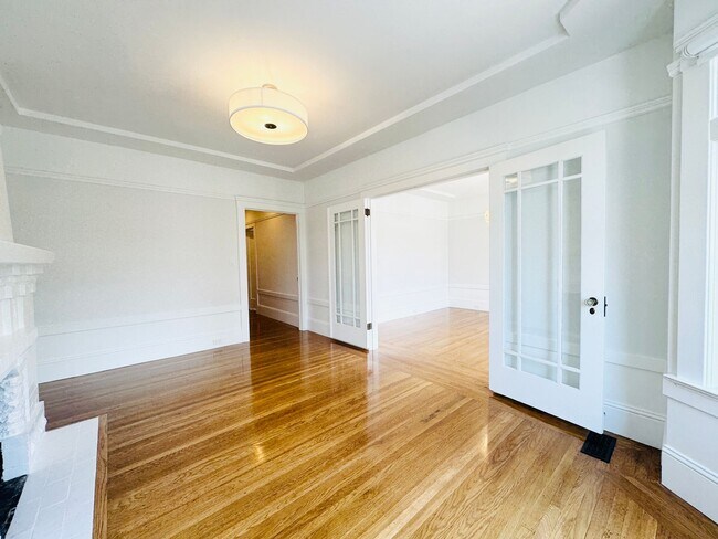 Building Photo - Bernal/Mission/Noe: Updated Flat w/ Shared...