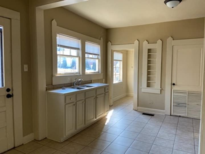 Building Photo - 617 10th Ct S