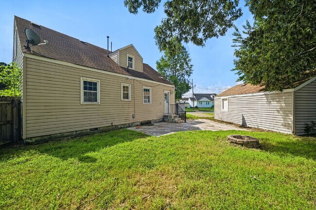 Building Photo - RARE FIND-4 BEDROOMS, 2 BATHROOMS, FENCED BACK YARD and GARAGE-PETS!!