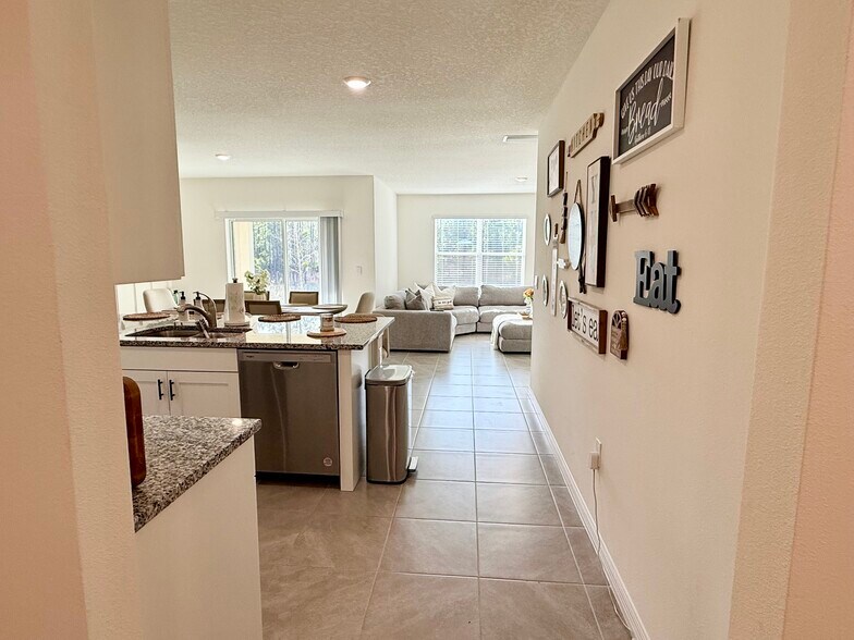 Building Photo - 13 Melogold Dr