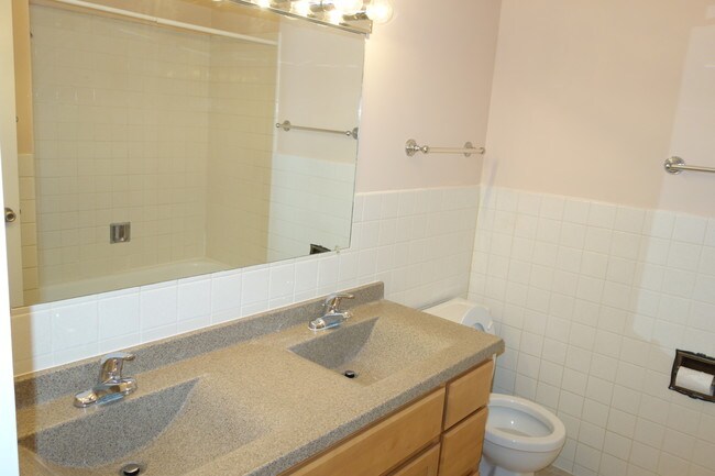 Building Photo - 300 Meadow Ct