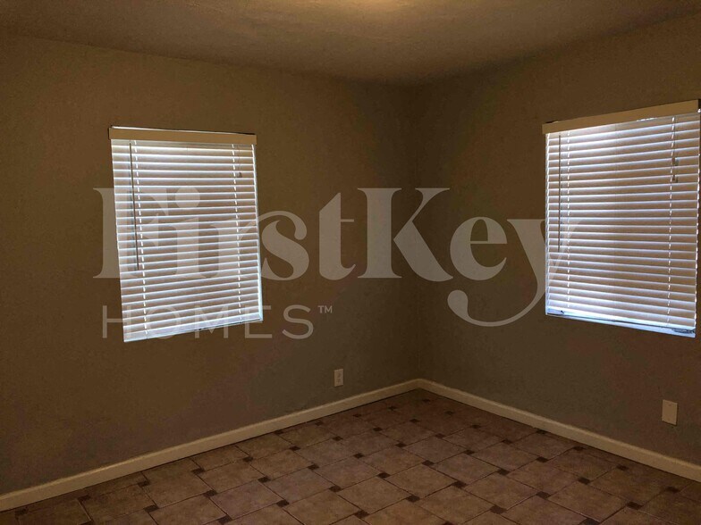 Building Photo - 1634 W Indian School Rd