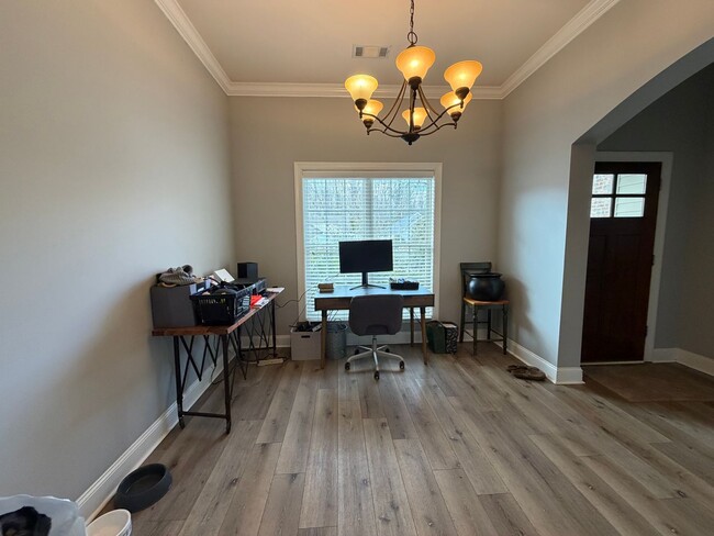 Building Photo - 617 Carpenter Way