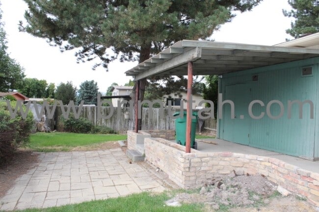 Building Photo - 602 Pioneer Ave