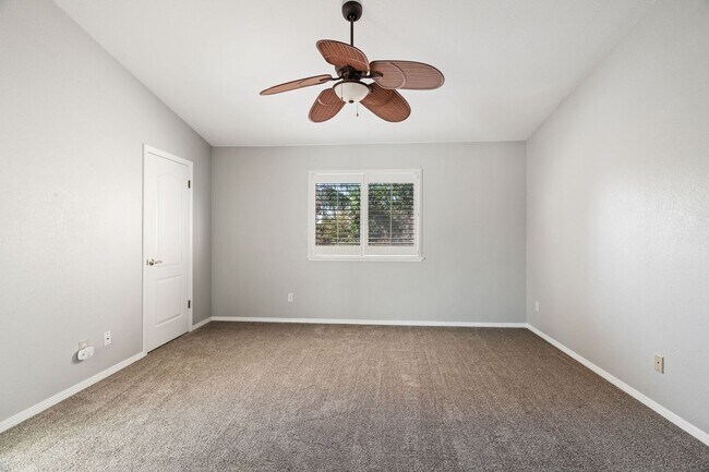 Building Photo - Spacious home in Northeast Fresno location...