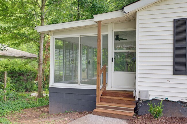 Building Photo - Fantastic Renovation in Smyrna!