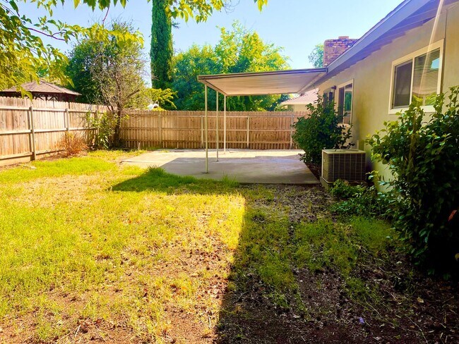 Building Photo - 3 Bedroom Home with a Backyard!!