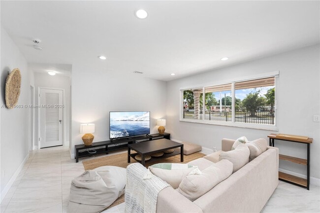 Building Photo - 1331 NE 160th St