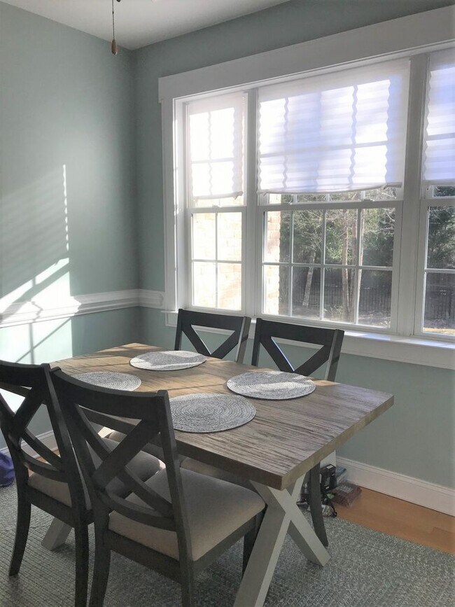 Building Photo - CROWN POINTE