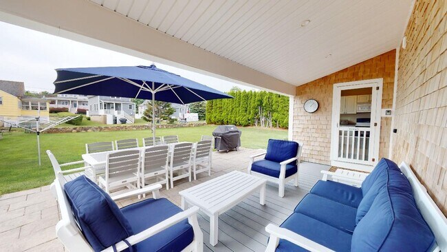 Building Photo - Winter Rental Only. Single Family Available: September 1 to April 30th - May 15th