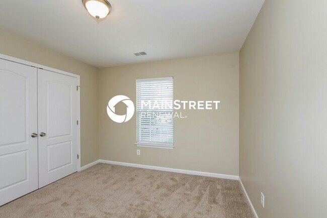 Building Photo - 4 Bedroom Pet-Friendly Home in Charlotte, NC with Main Street Renewal
