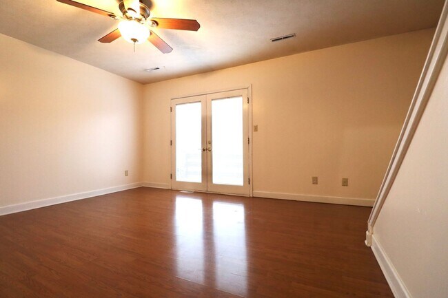 Building Photo - 2 Bedroom/2 Bath Townhouse near Stadium - ...