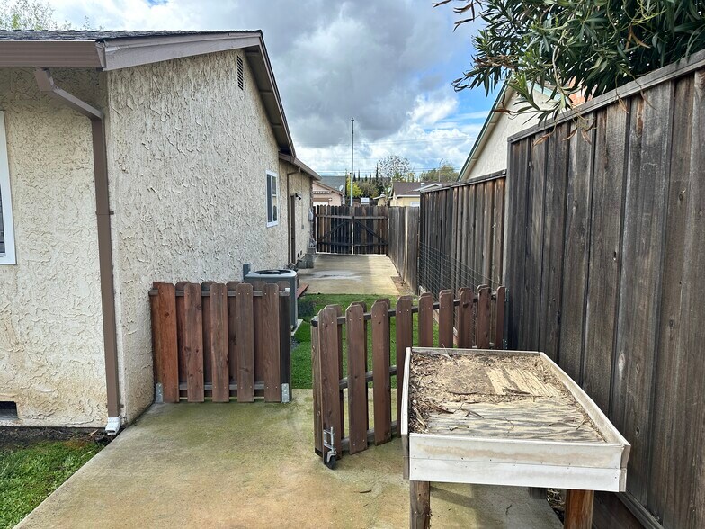 Side yard - 4864 Chablis Ct