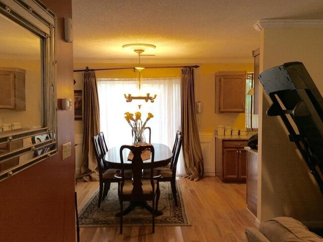 Building Photo - 3BR Home with Open Floor Plan & Fenced Backyard