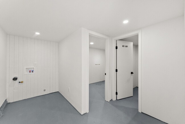 Building Photo - 749-749.5-7495 York Ct