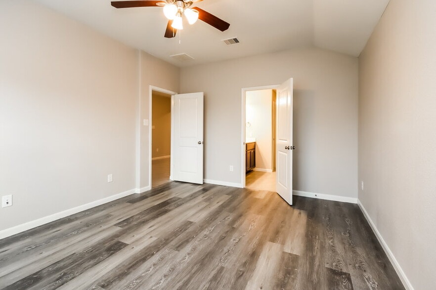 Building Photo - 622 Harvest Bluff Dr