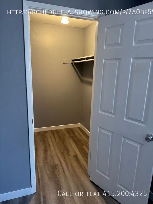 Building Photo - New Floors, Paint and More!! 2 bed 1 bath ...