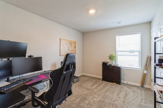 Building Photo - PRIVATE POOL & CLUBHOUSE!! 3 Bedroom, 2.5 Bathroom Townhome in Ankeny!