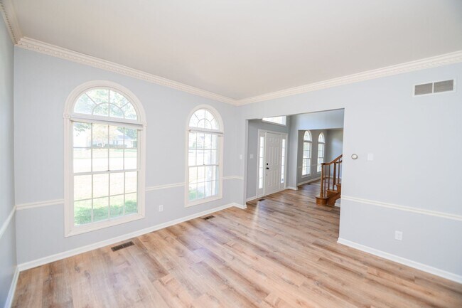 Building Photo - 5 bedroom / 2.5 bathroom Home for Rent in Valparaiso