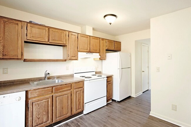 Building Photo - Move-in Ready/Pet-Friendly Briarwood Duplex