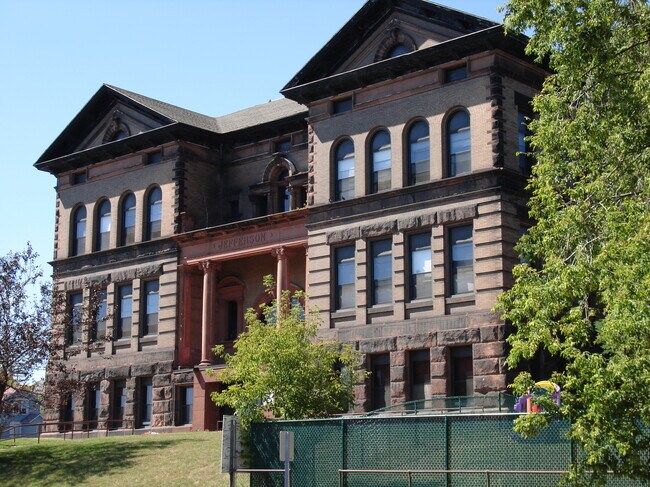 Building Photo - 916 E 3rd St