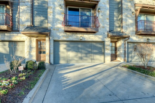 Building Photo - 1333 E 41st Pl