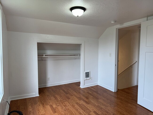 Building Photo - Updated 3 bedroom, 1 bath house in Springfield!