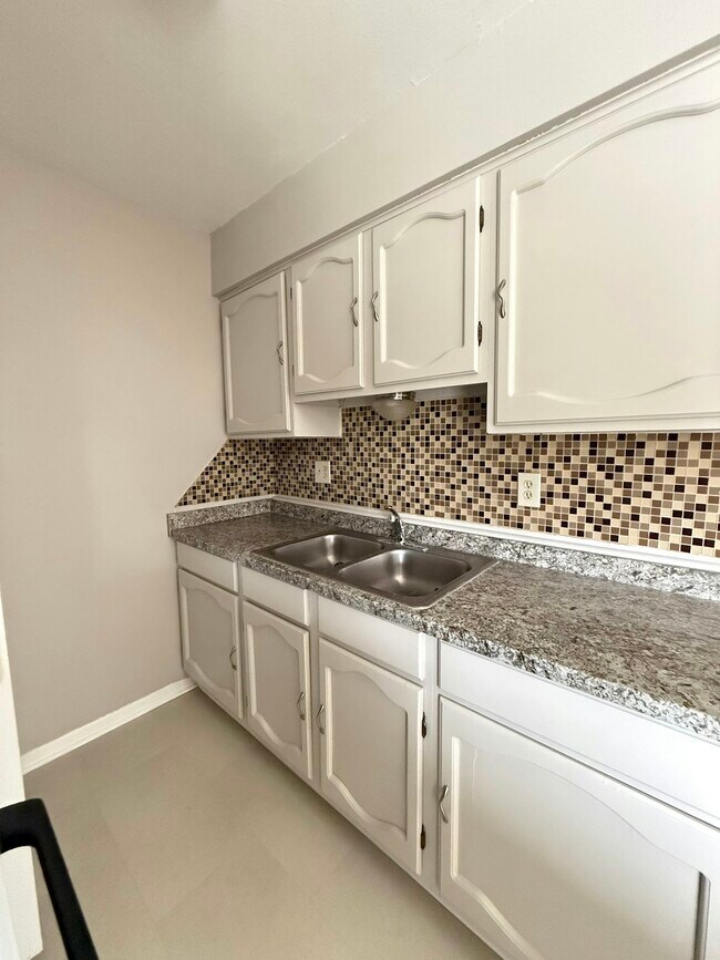 Building Photo - 1690 Hofheinz St