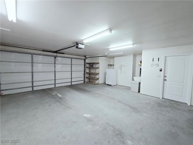 Building Photo - 250 S E Comstock Cir