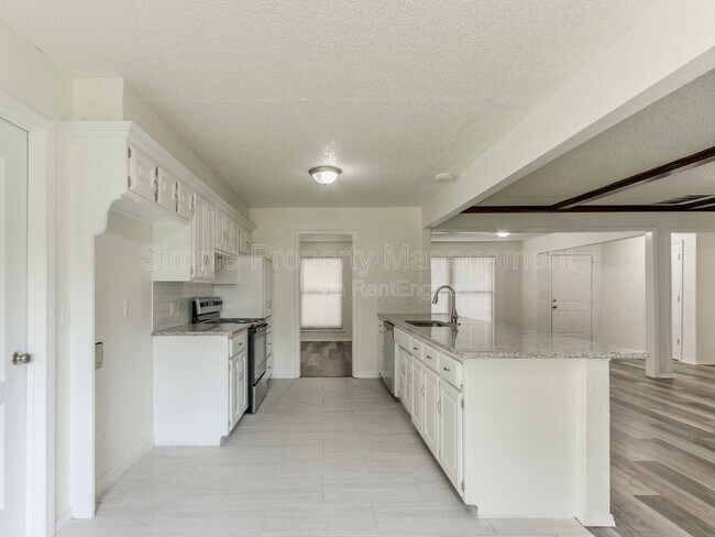 Building Photo - 704 Pepperdine Ave