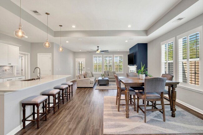 Building Photo - Savannah Quarters!