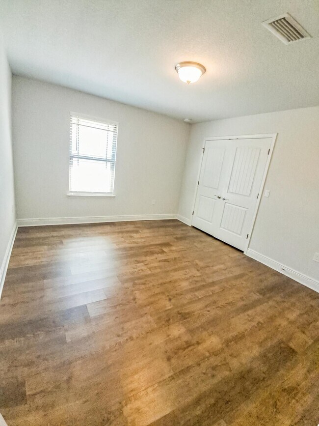 Building Photo - 5783 Dogwood Dr E