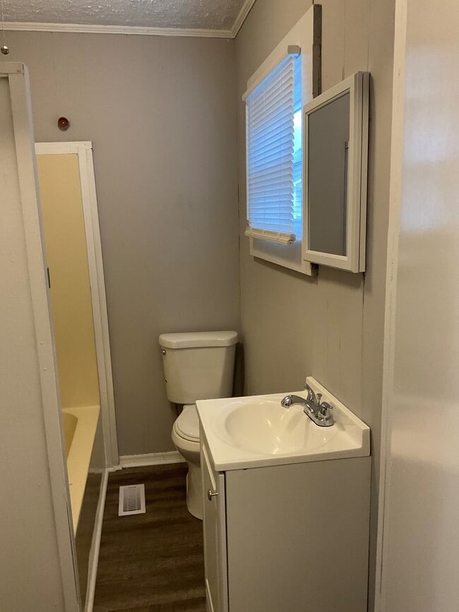 Building Photo - Available Now!! Updated 3 Bedroom 1 Bathroom Home in Gastonia