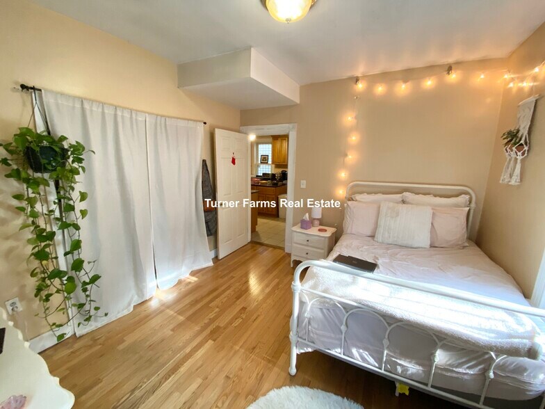 Building Photo - 8 Eldora St