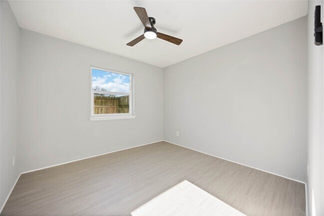 Building Photo - 2302 Green Knoll Dr